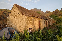 Insel: Santo Anto  Wanderweg: 315 Ort: Tabuleirinho da Tabuga Motiv: Zelt Haus Ruine Motivgruppe: People Recreation © Pitt Reitmaier www.Cabo-Verde-Foto.com