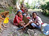 Insel: Santo Anto  Wanderweg: 106 Ort: Pico da Cruz Cinta de Tanque Motiv: Mdchen an der Quelle Motivgruppe: People Recreation © Pitt Reitmaier www.Cabo-Verde-Foto.com