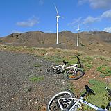 Insel: So Vicente  Wanderweg: 303a Ort: Selada dos Flamengos Motiv: MTB und Windkraftanlage Motivgruppe: Technology Energy © Pitt Reitmaier www.Cabo-Verde-Foto.com