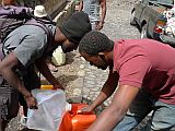 Insel: Fogo  Wanderweg:  Ort: Ch� das Caldeira Fonte Galinha Motiv: Wasser fassen apanhar agua Motivgruppe: People Work &copy; Pitt Reitmaier www.Cabo-Verde-Foto.com