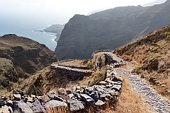 Insel: Santo Anto  Wanderweg: 215 Ort: Chupador Ra do Inverno Motiv: Blick nach Cruzinha Weg Motivgruppe: Landscape Mountain © Pitt Reitmaier www.Cabo-Verde-Foto.com