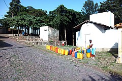 Insel: Santo Anto  Wanderweg: - Ort: Pico da Cruz Cova do Engenheiro Motiv: Wasserausgabestelle whrend der Regenzeit Motivgruppe: People Work © Pitt Reitmaier www.Cabo-Verde-Foto.com