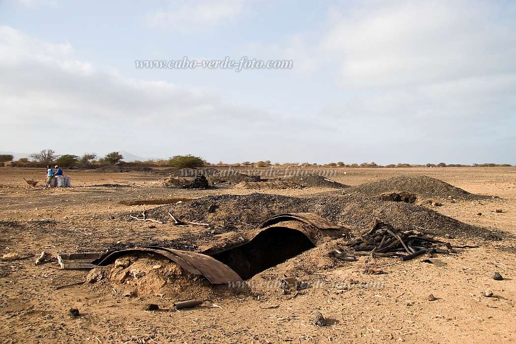 Maio : Cascabulho : charcoal : People WorkCabo Verde Foto Gallery