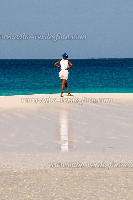 Insel: Maio  Wanderweg:  Ort: Vila do Maio Motiv: Frau Motivgruppe: Landscape Sea © Florian Drmer www.Cabo-Verde-Foto.com