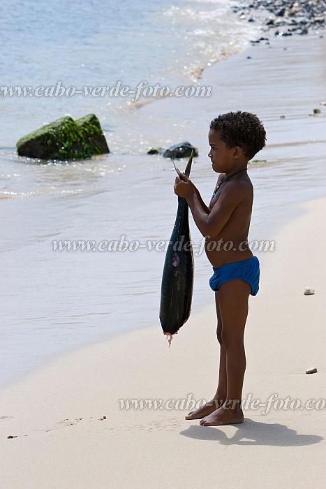 Insel: Boa Vista  Wanderweg:  Ort: Sal Rei Motiv: Fischer Motivgruppe: People Children © Florian Drmer www.Cabo-Verde-Foto.com