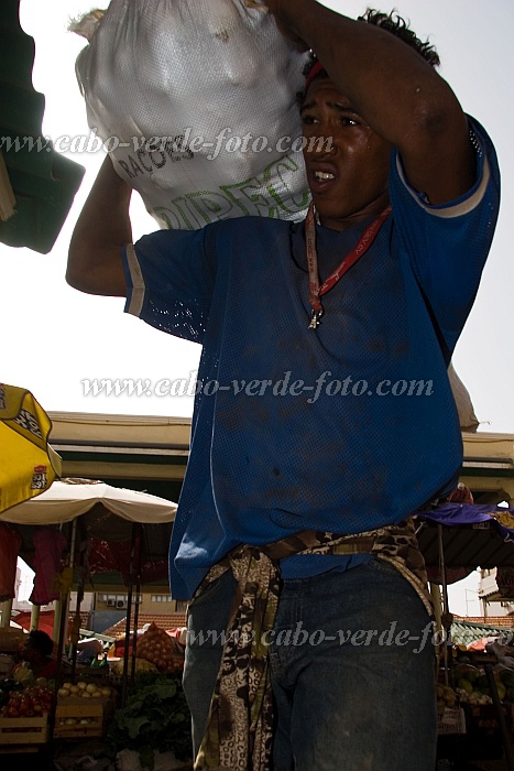 Santiago : Praia : market : People MenCabo Verde Foto Gallery