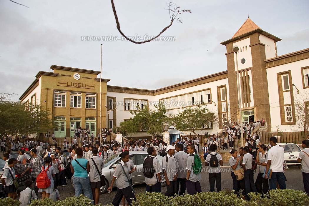 Insel: Santiago  Wanderweg:  Ort: Praia Motiv: Schule Motivgruppe: Landscape Town © Florian Drmer www.Cabo-Verde-Foto.com