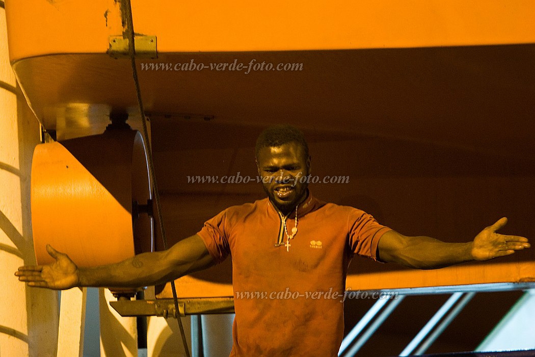 Santiago : Praia : harbour : People MenCabo Verde Foto Gallery