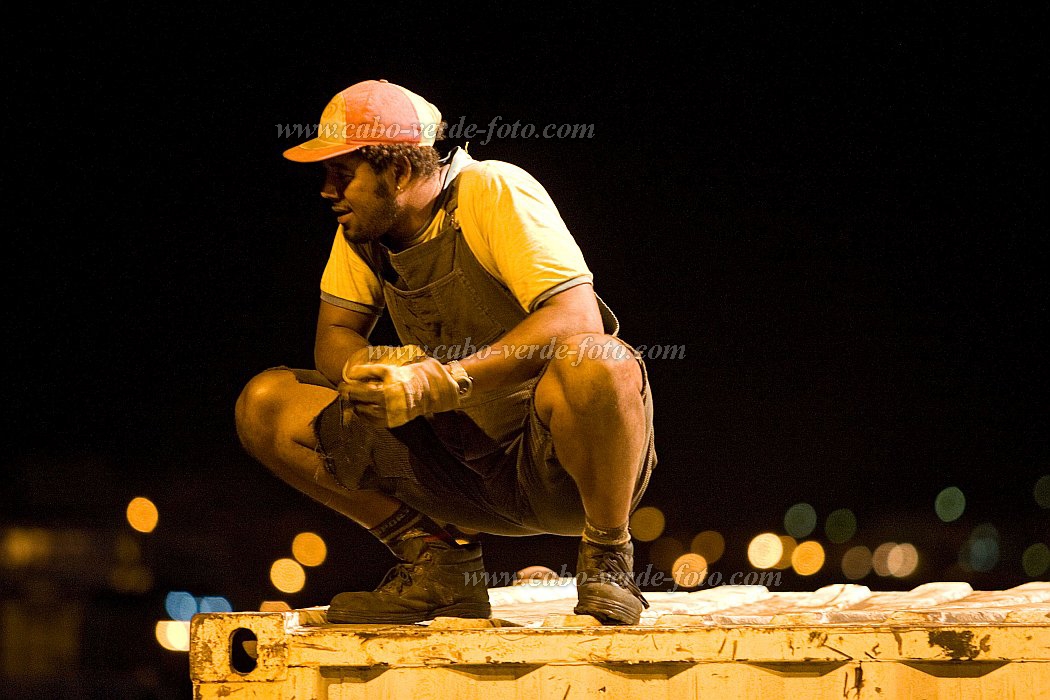 Santiago : Praia : harbour : People MenCabo Verde Foto Gallery