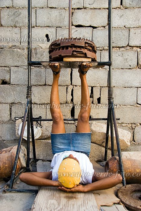 Insel: Santiago  Wanderweg:  Ort: Tarrafal Motiv: Kraftsport Motivgruppe: People Women © Florian Drmer www.Cabo-Verde-Foto.com