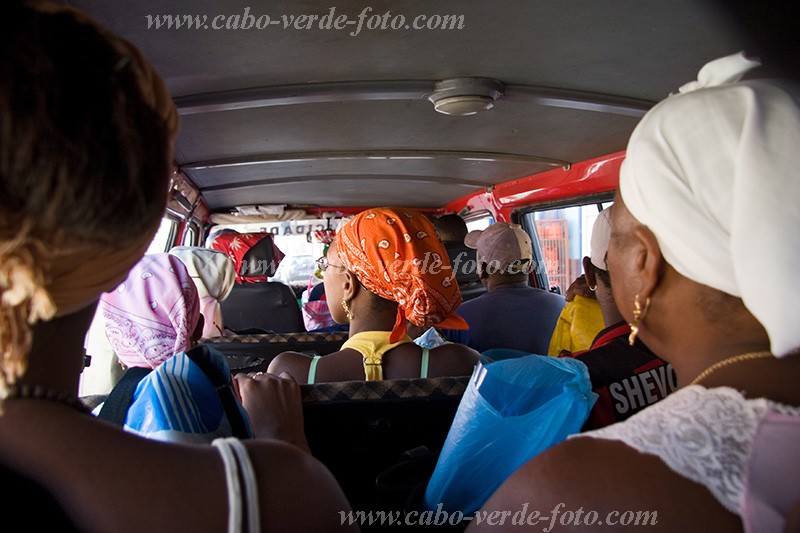 Insel: Santiago  Wanderweg:  Ort: Calheta Motiv: Sammeltaxi Motivgruppe: People © Florian Drmer www.Cabo-Verde-Foto.com