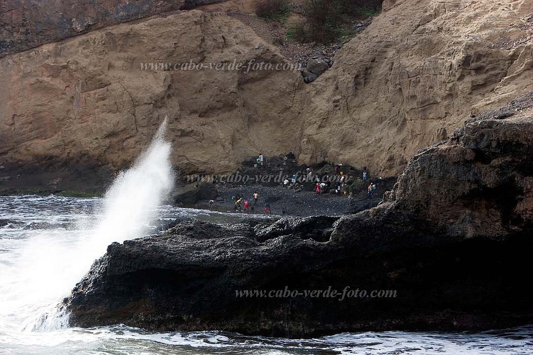 Santiago : Calheta : sand : People WorkCabo Verde Foto Gallery