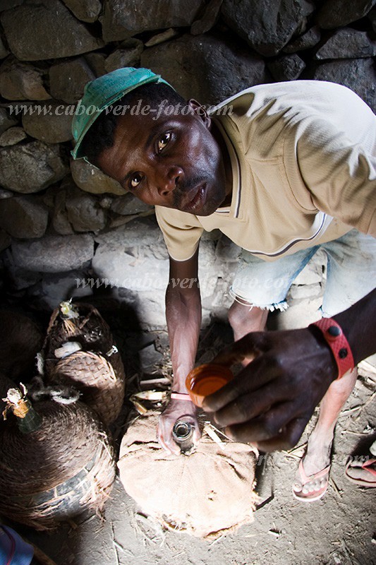 Insel: Santiago  Wanderweg:  Ort: Assomada Motiv: Rum Brennerei Motivgruppe: People Work © Florian Drmer www.Cabo-Verde-Foto.com