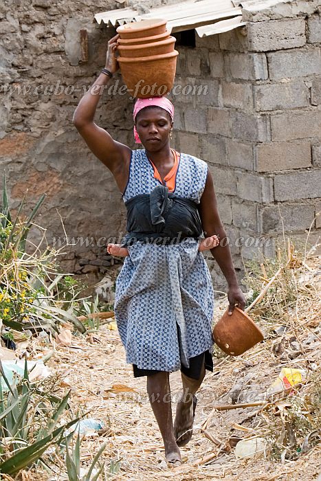 Insel: Santiago  Wanderweg:  Ort: Assomada Motiv: Tpferei Motivgruppe: People Work © Florian Drmer www.Cabo-Verde-Foto.com