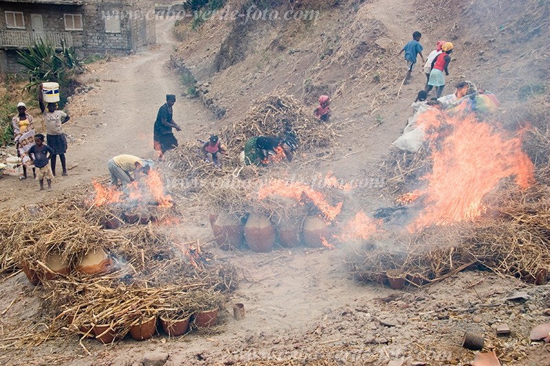 Santiago : Assomada : olaria : People WorkCabo Verde Foto Gallery