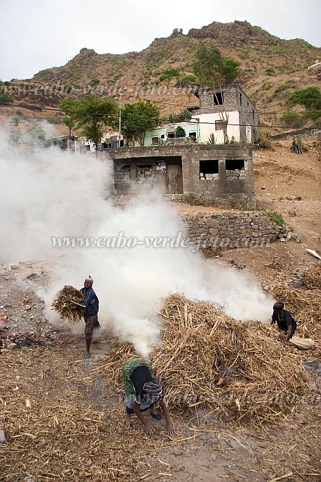 Insel: Santiago  Wanderweg:  Ort: Assomada Motiv: Tpferei Motivgruppe: People Work © Florian Drmer www.Cabo-Verde-Foto.com
