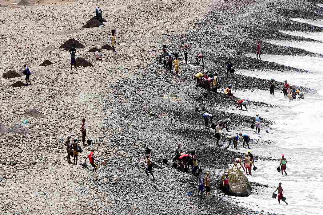 Insel: Santiago  Wanderweg:  Ort: Ribeira da Branca Motiv: Sand Motivgruppe: People Work © Florian Drmer www.Cabo-Verde-Foto.com