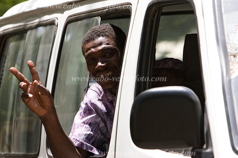 Santiago : Praia : bush taxi : People WorkCabo Verde Foto Gallery