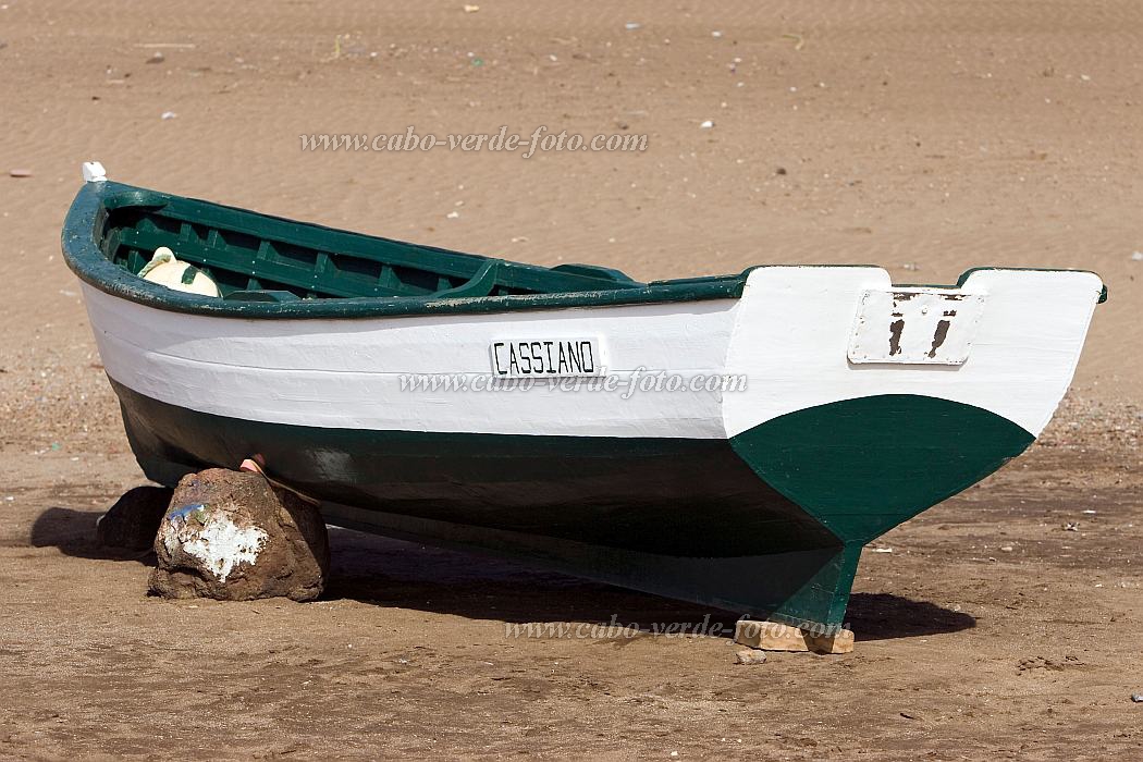 Santiago : Praia : boat : Technology TransportCabo Verde Foto Gallery