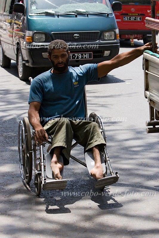 Santiago : Praia : wheel chair : People MenCabo Verde Foto Gallery