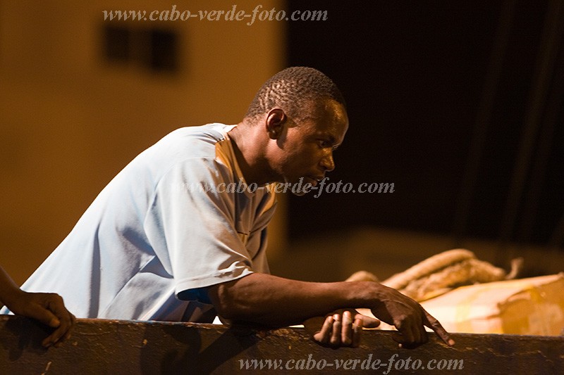 Santiago : Praia : harbour : People WorkCabo Verde Foto Gallery