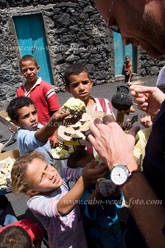 Insel: Fogo  Wanderweg:  Ort: Ch das Caldeiras Motiv: Hndler Motivgruppe: People Children © Florian Drmer www.Cabo-Verde-Foto.com