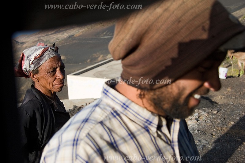 Insel: Fogo  Wanderweg:  Ort: Ch das Caldeiras Motiv: Sammeltaxi Motivgruppe: People © Florian Drmer www.Cabo-Verde-Foto.com