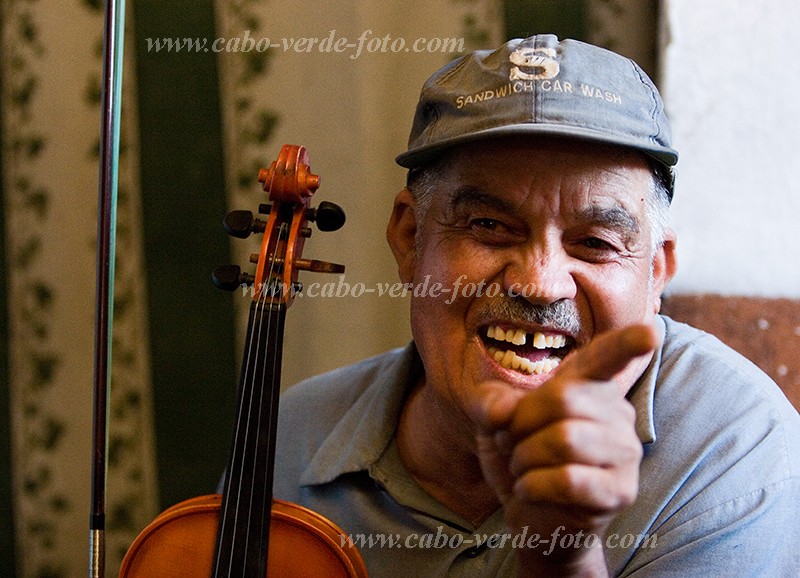 Fogo : Ch das Caldeiras : musician : People RecreationCabo Verde Foto Gallery