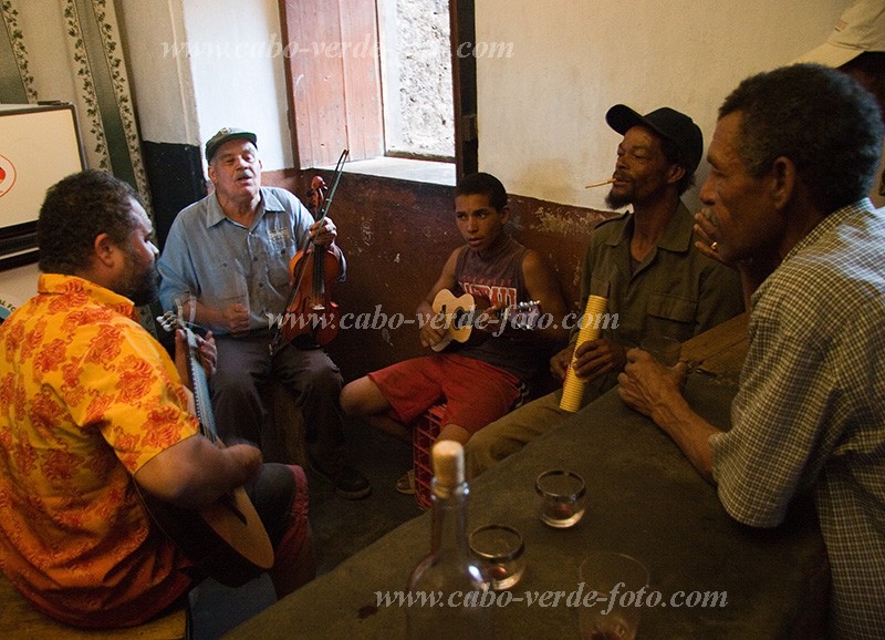 Fogo : Ch das Caldeiras : musician : People RecreationCabo Verde Foto Gallery