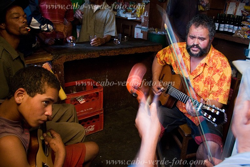 Fogo : Ch das Caldeiras : musician : People RecreationCabo Verde Foto Gallery