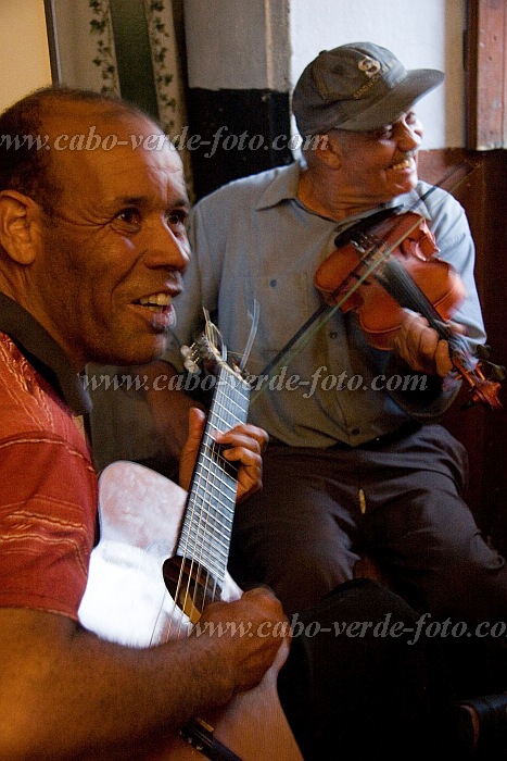 Insel: Fogo  Wanderweg:  Ort: Ch das Caldeiras Motiv: Musikant Motivgruppe: People Recreation © Florian Drmer www.Cabo-Verde-Foto.com