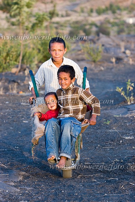 Insel: Fogo  Wanderweg:  Ort: Ch das Caldeiras Motiv: Kind Motivgruppe: People Children © Florian Drmer www.Cabo-Verde-Foto.com