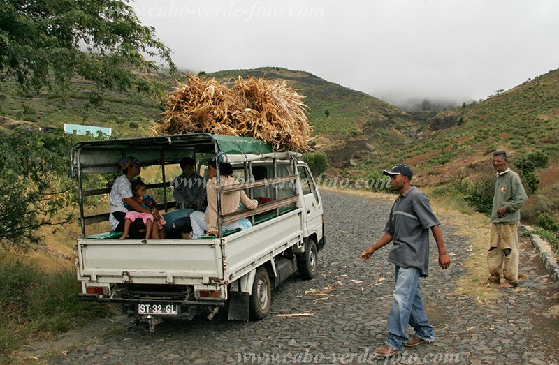 Insel: Fogo  Wanderweg:  Ort: So Filipe Motiv: Sammeltaxi Motivgruppe: Technology Transport © Florian Drmer www.Cabo-Verde-Foto.com