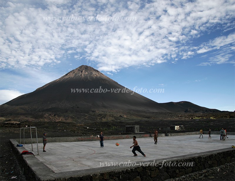 Insel: Fogo  Wanderweg:  Ort: Ch das Caldeiras Motiv: Fussball Motivgruppe: People Recreation © Florian Drmer www.Cabo-Verde-Foto.com