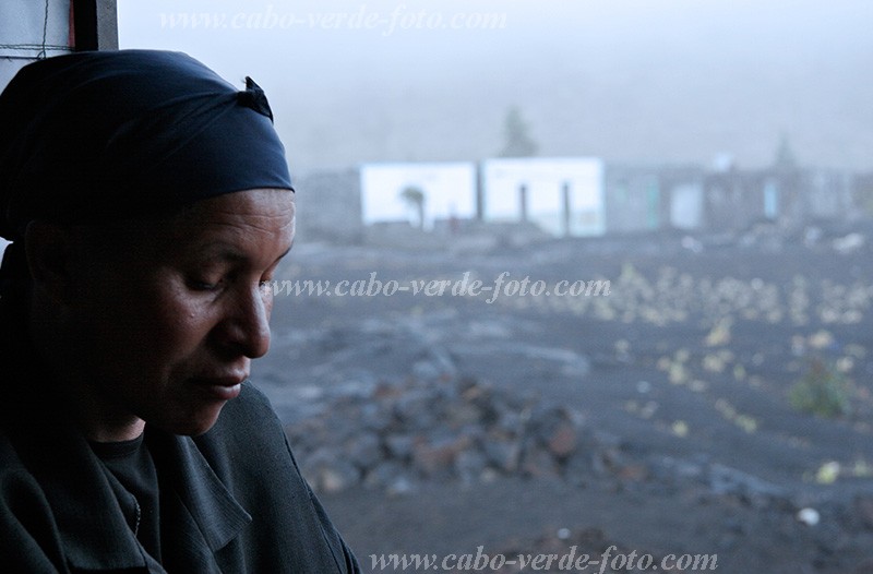 Insel: Fogo  Wanderweg:  Ort: Ch das Caldeiras Motiv: Frau Motivgruppe: People Women © Florian Drmer www.Cabo-Verde-Foto.com