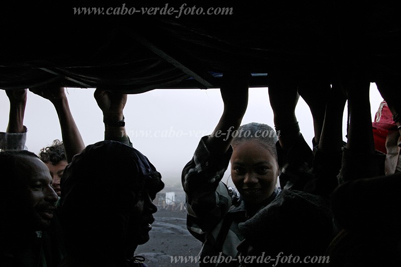 Insel: Fogo  Wanderweg:  Ort: Ch das Caldeiras Motiv: Sammeltaxi Motivgruppe: People © Florian Drmer www.Cabo-Verde-Foto.com