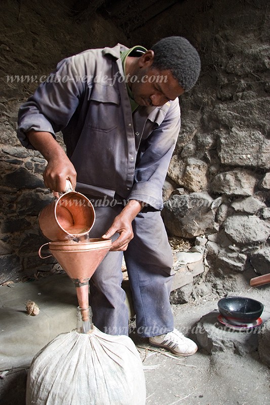 So Nicolau : Vila Ribeira Brava : Fabricacao de grouge : People WorkCabo Verde Foto Gallery