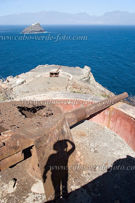 Insel: So Vicente  Wanderweg: 101 Ort: Ponta Joo Ribeiro Motiv: Kanonen der 1940er Jahre Motivgruppe: Landscape Sea © Florian Drmer www.Cabo-Verde-Foto.com