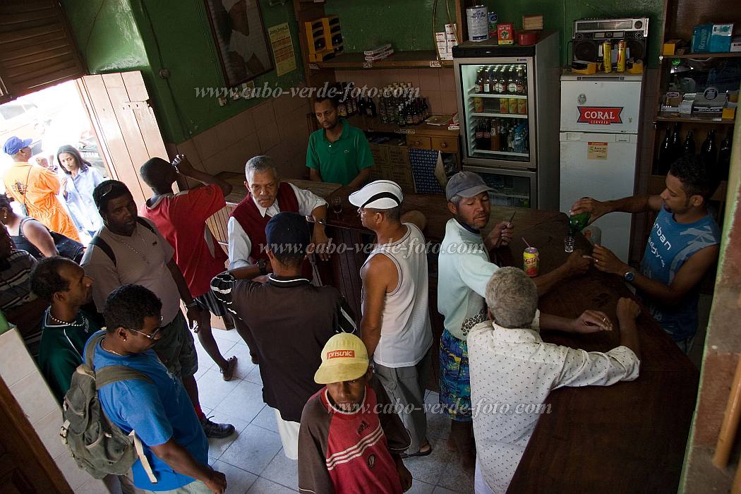 Insel: S�o Vicente  Wanderweg:  Ort: Mindelo Motiv: Bar Motivgruppe: People Recreation &copy; Florian D�rmer www.Cabo-Verde-Foto.com