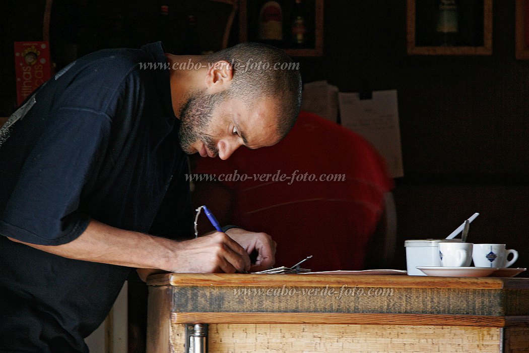 Insel: S�o Vicente  Wanderweg:  Ort: Mindelo Motiv: Bar Motivgruppe: People Work &copy; Florian D�rmer www.Cabo-Verde-Foto.com