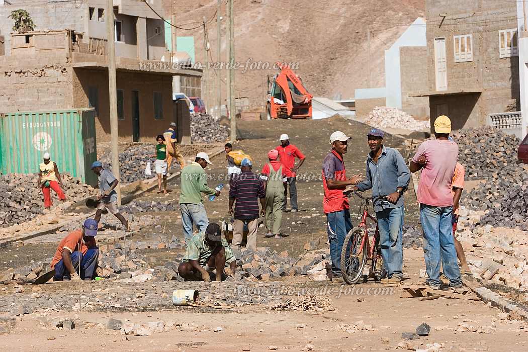 Insel: Sal  Wanderweg:  Ort: Espargos Motiv: Strassenbau Motivgruppe: People Work © Florian Drmer www.Cabo-Verde-Foto.com