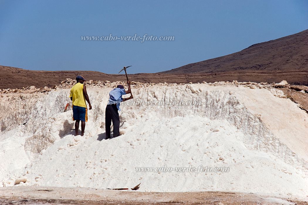 Insel: Sal  Wanderweg:  Ort: Pedra de Lume Motiv: Salz Motivgruppe: People Work © Florian Drmer www.Cabo-Verde-Foto.com