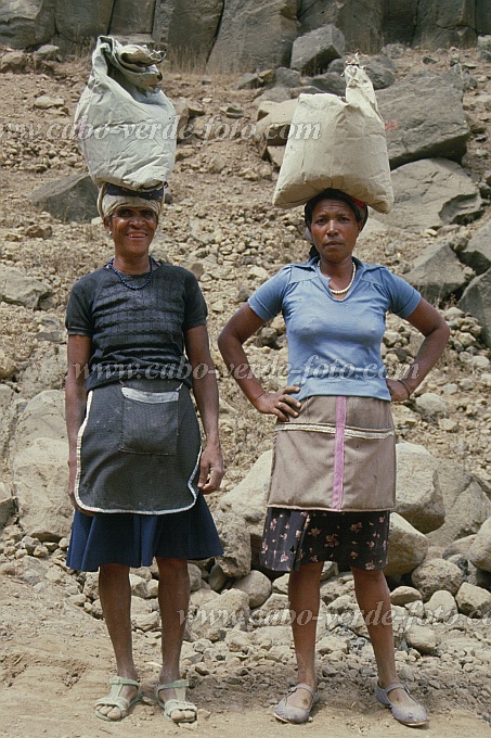 Insel: Santo Anto  Wanderweg:  Ort: Jorge Luis / Ra da Cruz Motiv: Arbeiterinnen Zement Kopflast Motivgruppe: People Work © Pitt Reitmaier www.Cabo-Verde-Foto.com