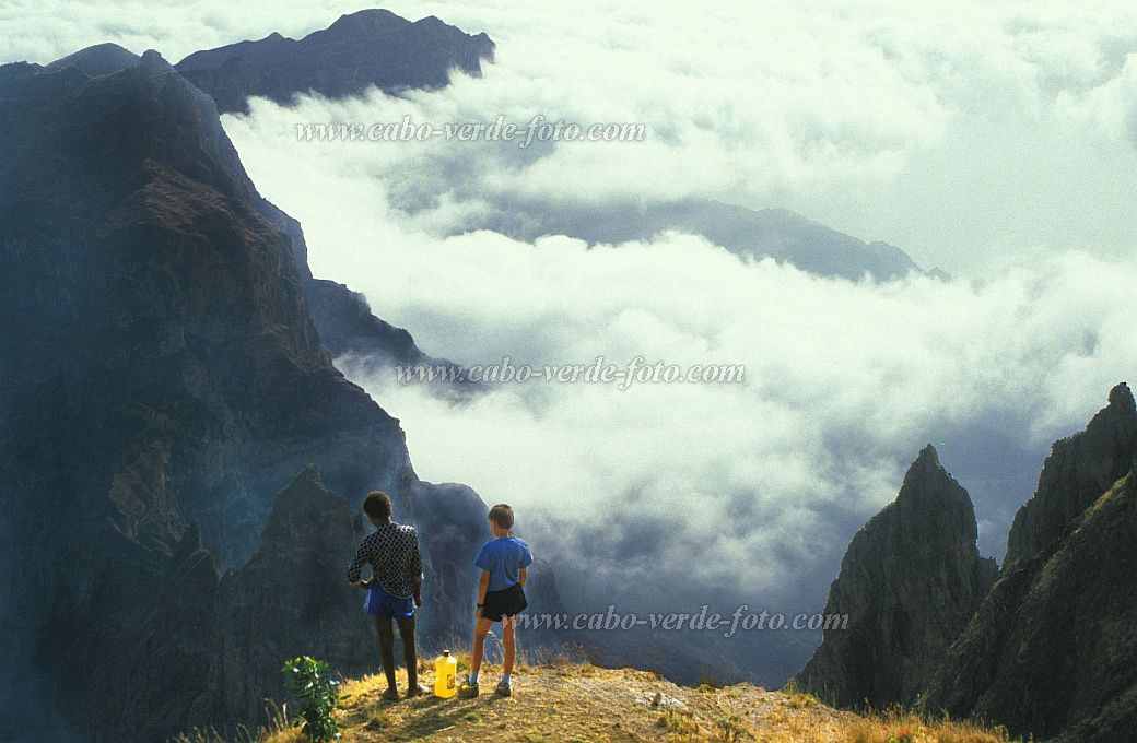 Insel: Santo Anto  Wanderweg: 202 Ort: Agua das Caldeiras - Ra da Torre Motiv: Wanderweg ber den Wolken Motivgruppe: Landscape Mountain © Pitt Reitmaier www.Cabo-Verde-Foto.com