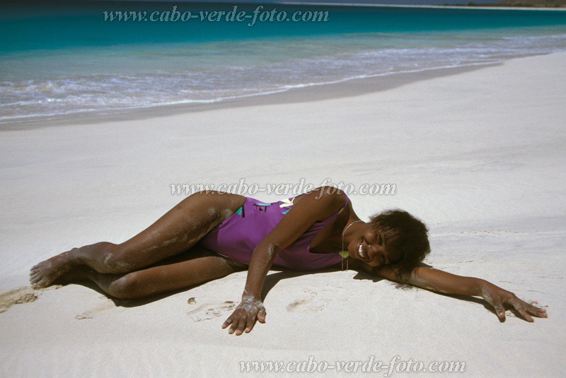 Boa Vista : Praia de Santa Mnica : praia : People WomenCabo Verde Foto Gallery