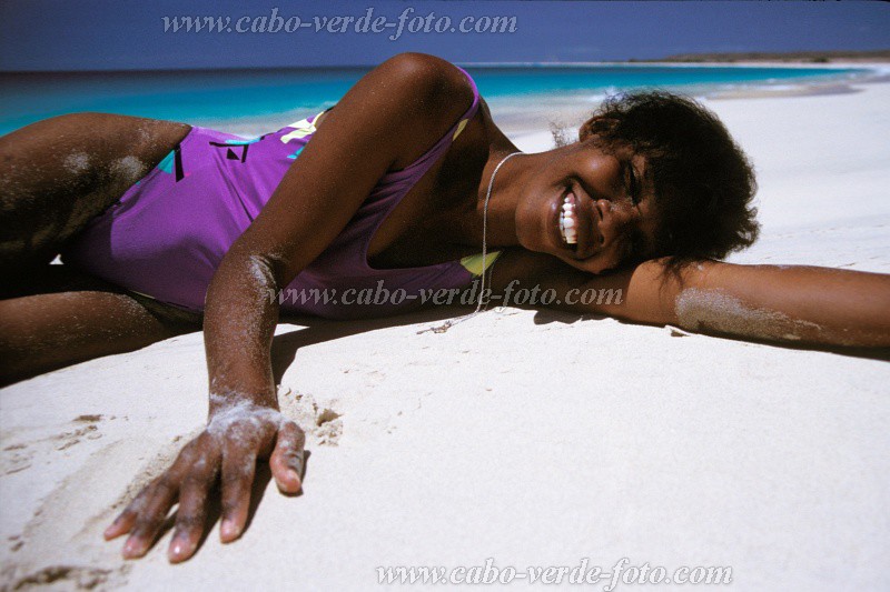 Boa Vista : Praia de Santa Mnica : beach : People WomenCabo Verde Foto Gallery