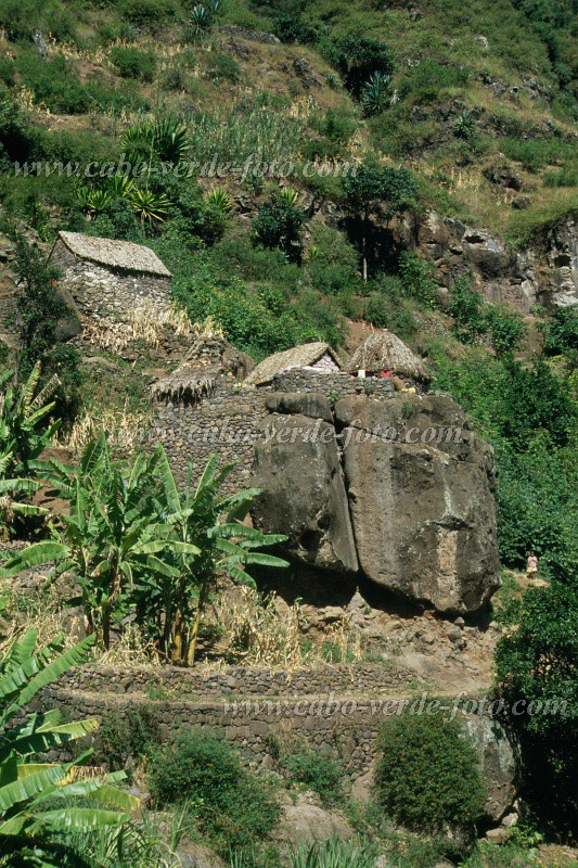 Santo Anto : Santa Isabel : rock houses : Landscape MountainCabo Verde Foto Gallery