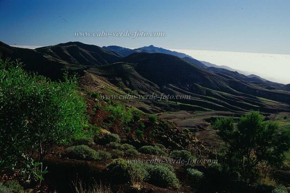 Insel: Santo Anto  Wanderweg: 214 Ort: Marocos Motiv: Staubstrasse Espadana Marocos Motivgruppe: Landscape Mountain © Pitt Reitmaier www.Cabo-Verde-Foto.com