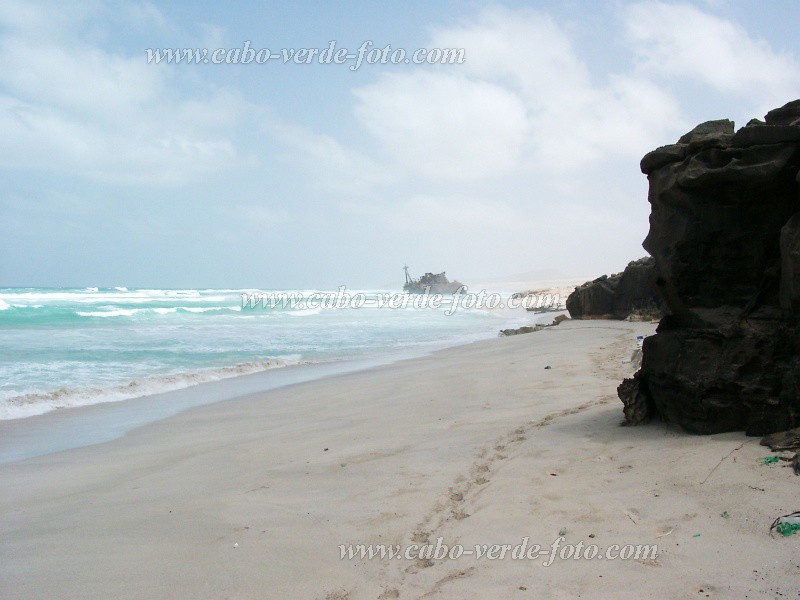 Boa Vista : Praia Cabo Santa Maria : barco encalhado : Landscape SeaCabo Verde Foto Gallery