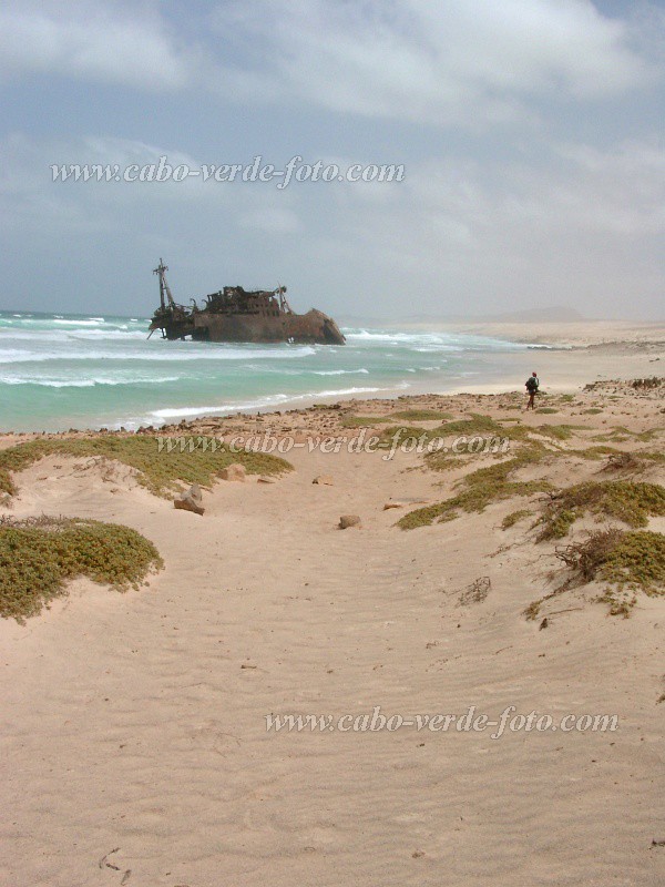 Boa Vista : Praia Cabo Santa Maria : barco encalhado : Landscape SeaCabo Verde Foto Gallery